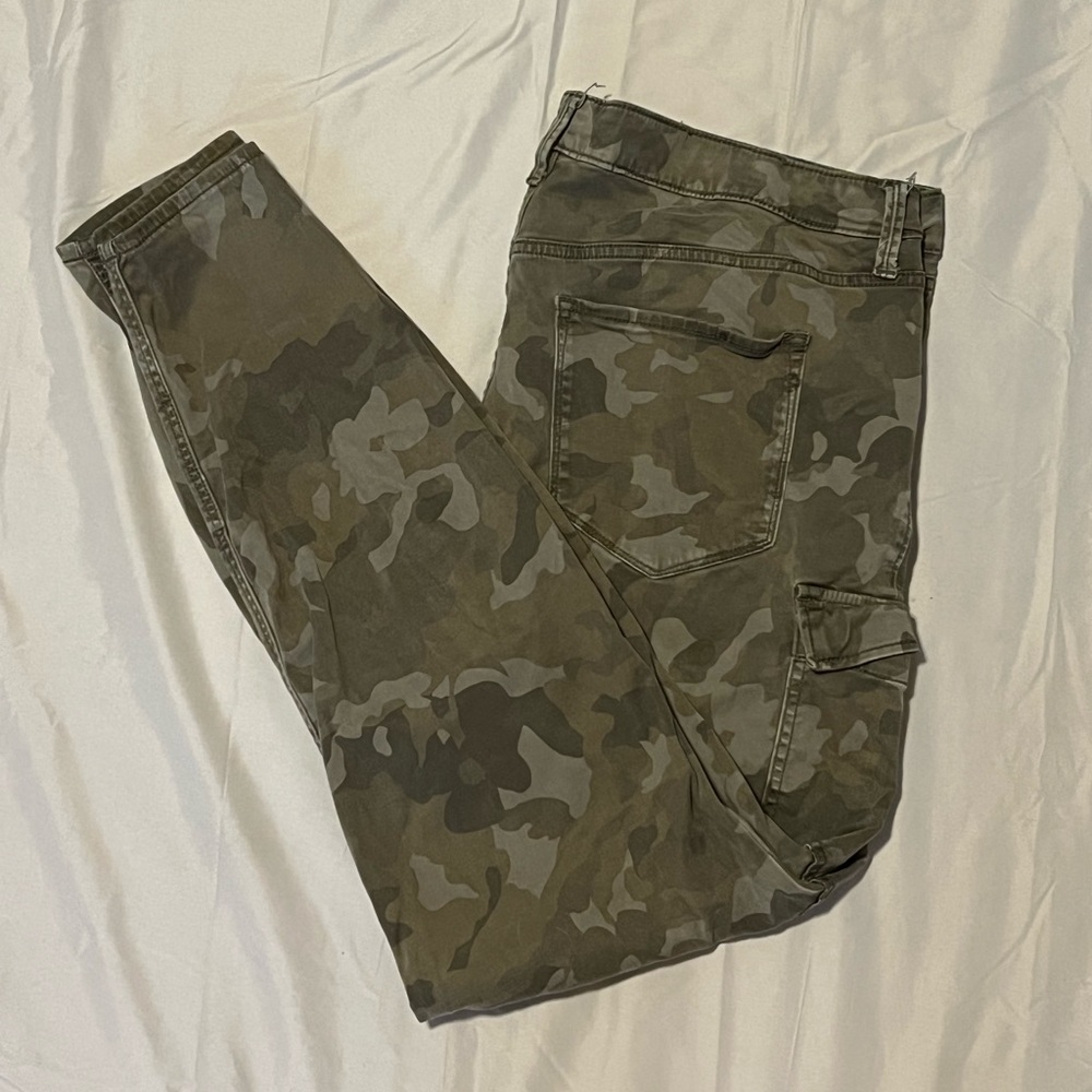 Old Navy Women's Rockstar Super Skinny High Rise Camouflage Cargo Jeans Size 20